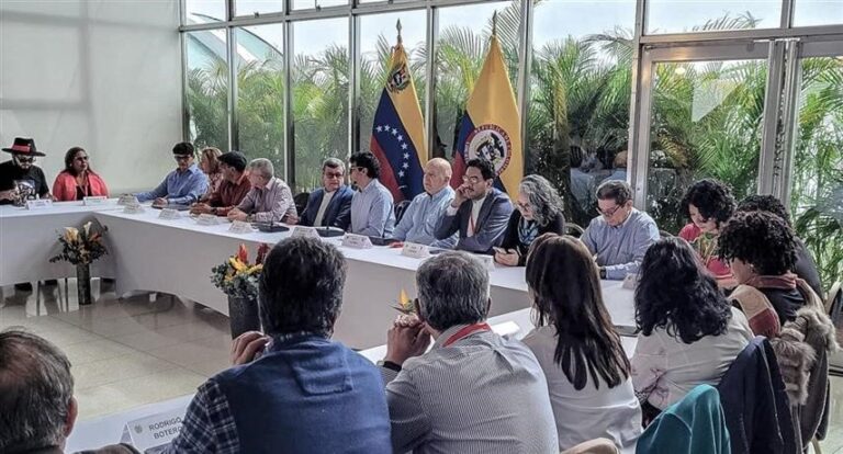 discussing peace in colombia by ELN